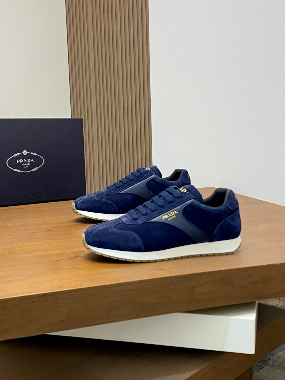 Men's shoes 💰740 Prada/Prada's new men's spliced ​​casual sports shoes. These sports shoes use exquisite stitching technology to outline a unique geometric texture, and contemporary lines and details reinterpret the classic sports style. The upper is made of ultra-official material, and the lining is full cowhide. It is lightweight, breathable, practical and versatile. The tongue is decorated with the Prada Milano logo, and the logo print is embellished with the laces. It is paired with a 2.5cm two-color rubber sole to create a comfortable wearing experience. Comes with full set of original packaging dust bag! Size: 39-40-41-42-43-44 (38, 45 customized) standard leather shoe size